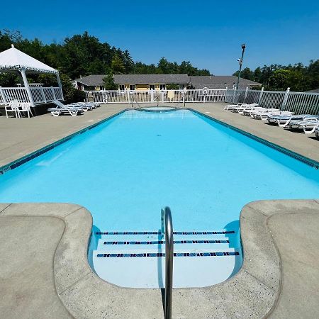 Colonel Williams Resort And Suites Lake George Exterior photo