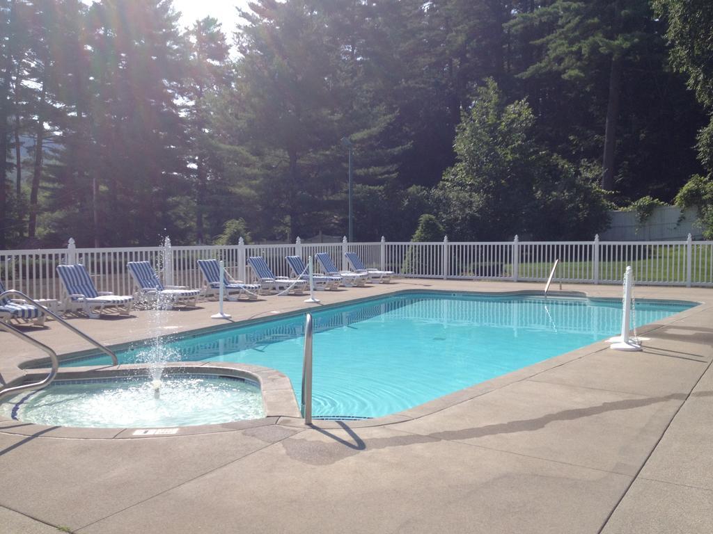Colonel Williams Resort And Suites Lake George Exterior photo