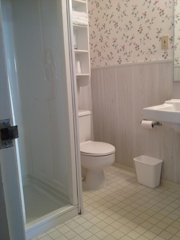 Colonel Williams Resort And Suites Lake George Room photo